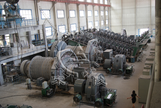 磨礦車間現(xiàn)場,磨礦現(xiàn)場,球磨機,小型球磨機,球磨機設(shè)備